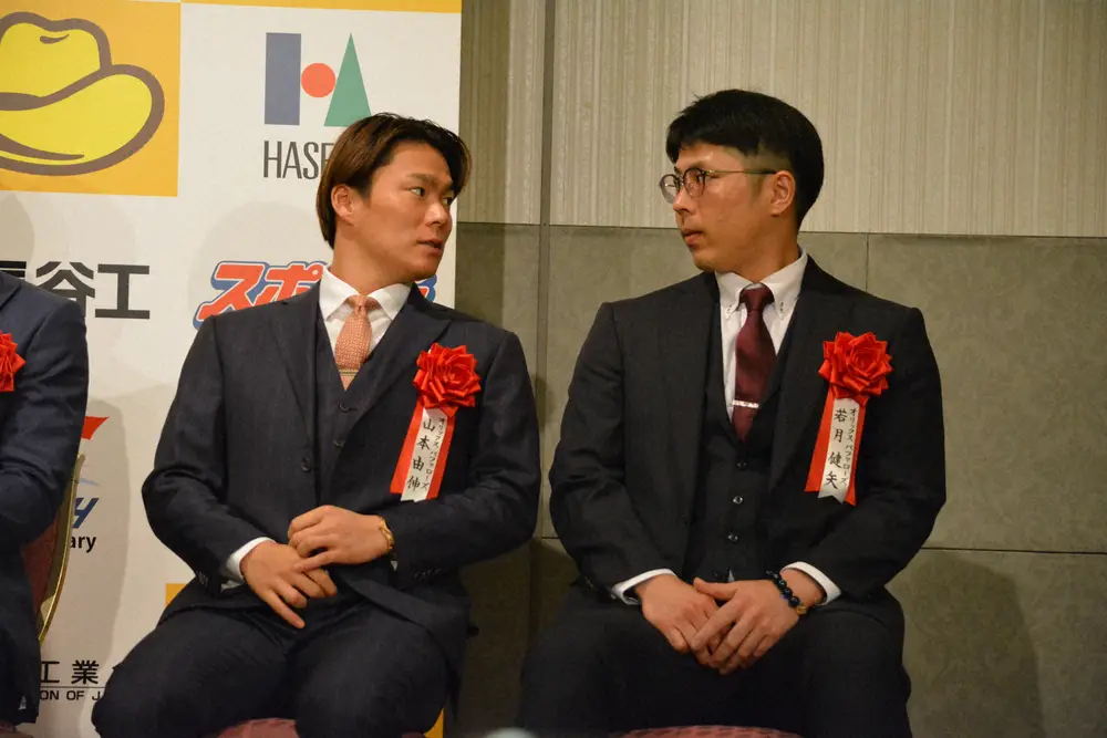 バッテリー賞表彰式に出席した山本由伸（左）と若月健矢