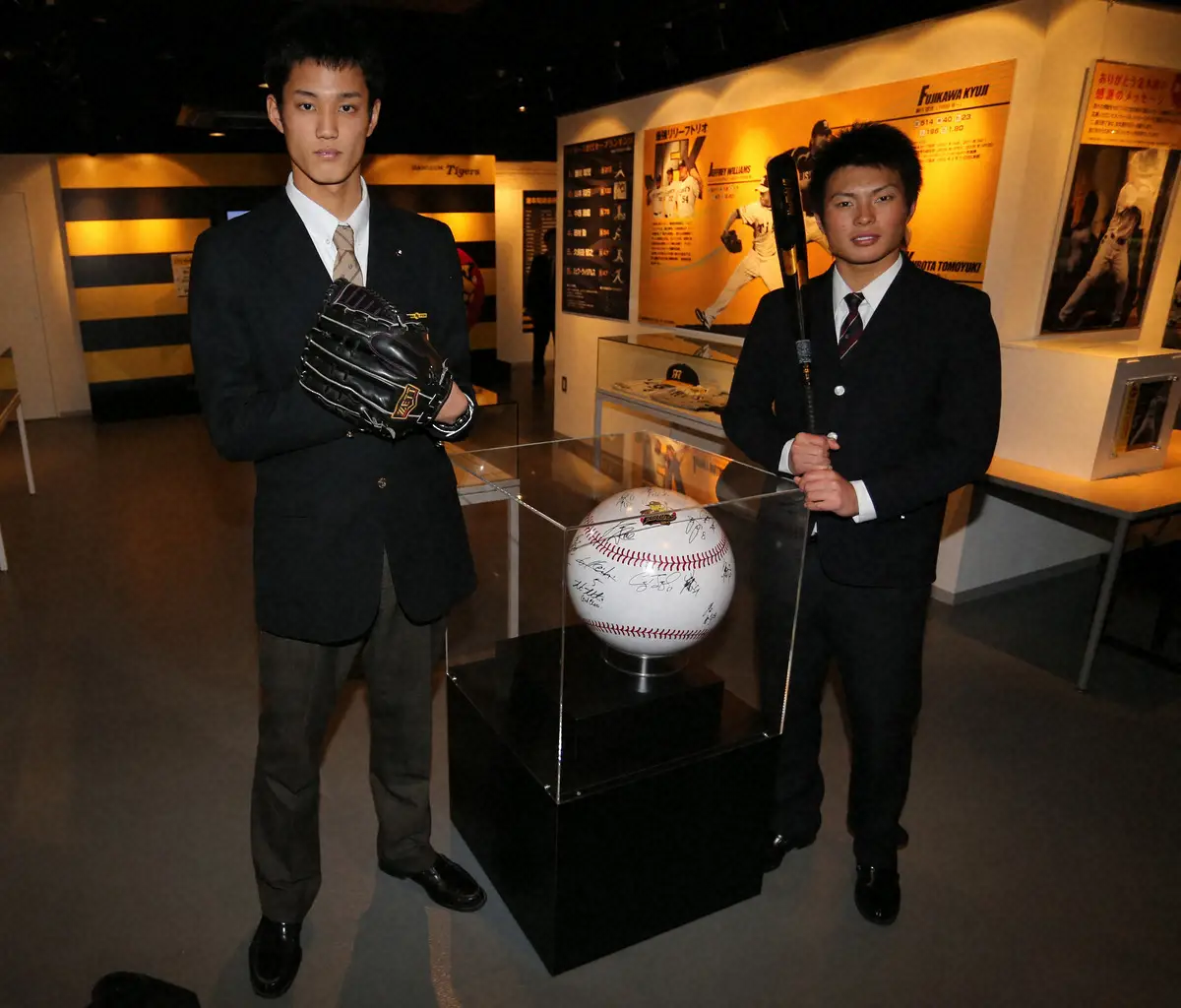 甲子園歴史館に展示される自身のグラブとバットを手にする藤浪（左）と北條（2012年12月02日撮影）
