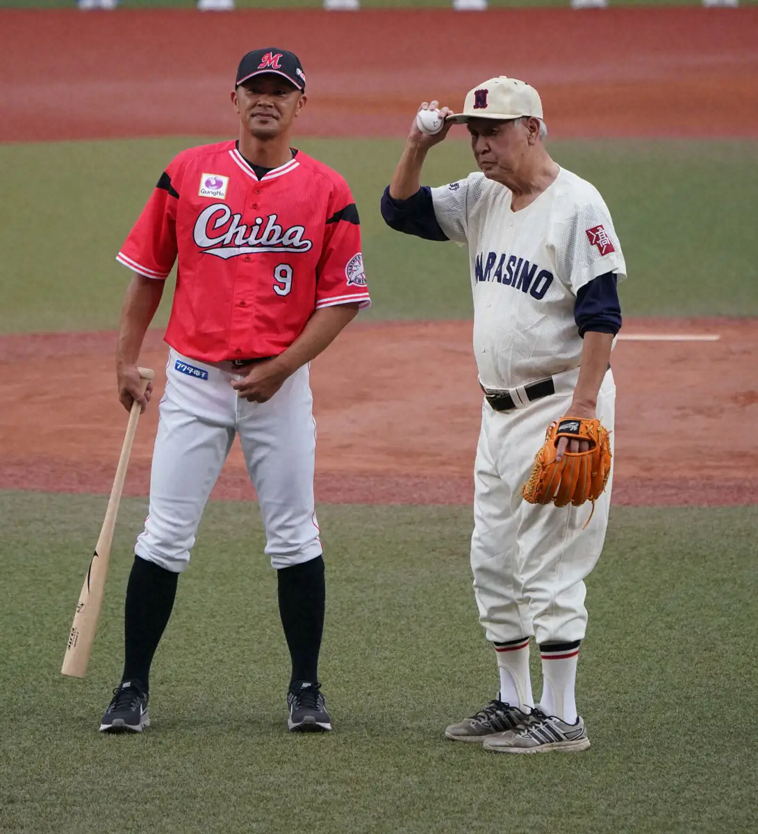 19年、始球式を終え福浦（左）と笑顔の習志野高野球部元監督・石井好博氏