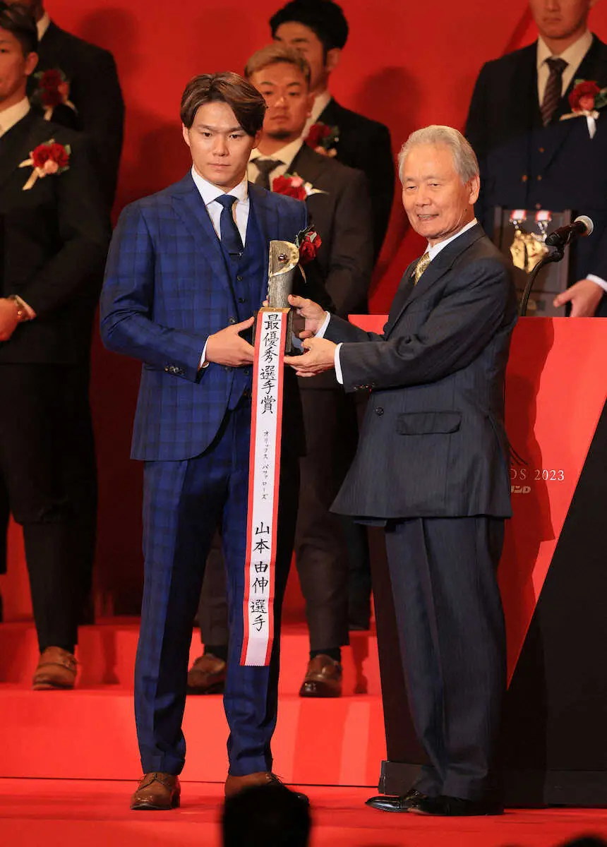 ＜NPB　AWARDS　2023＞最優秀選手賞を受賞した山本（左）（撮影・尾崎　有希）
