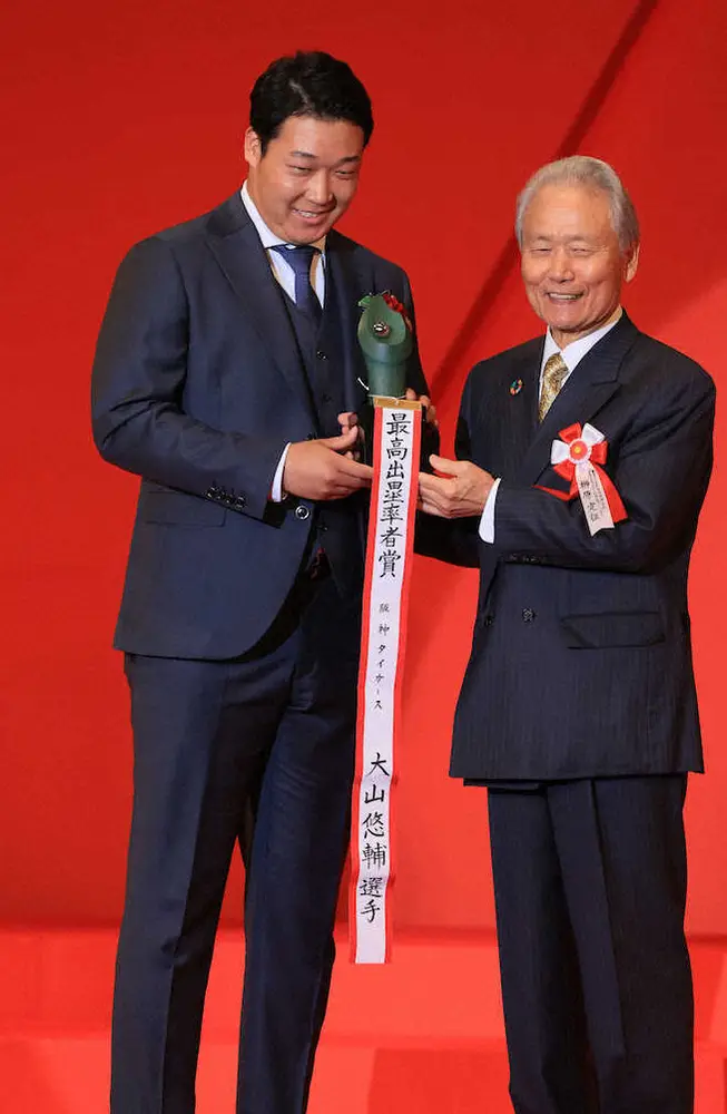 最高出塁率者賞を受賞した阪神・大山（左）（撮影・尾崎　有希）