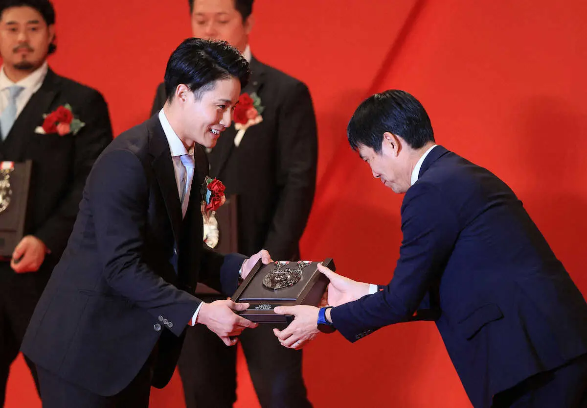 プレゼンターのサッカー日本代表・森保監督（右）からベストナイン賞を受け取る木浪（撮影・尾崎　有希）