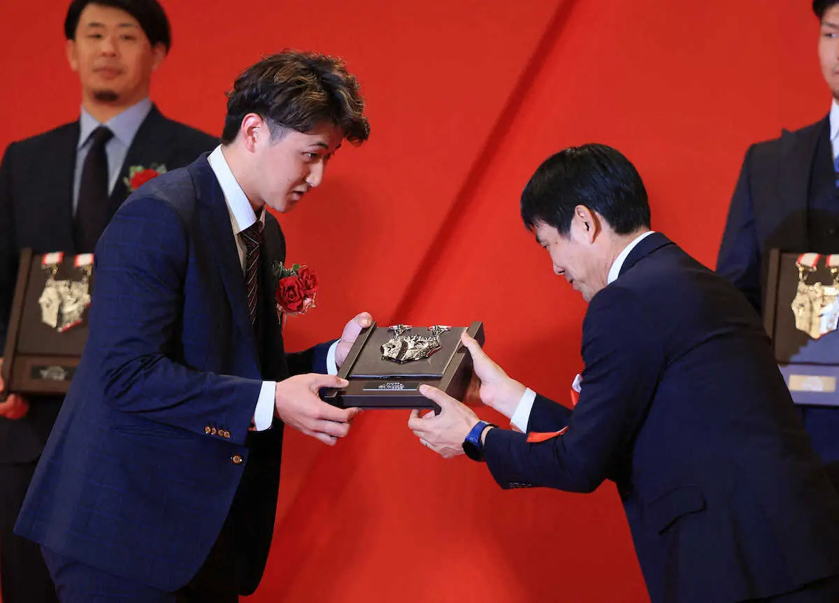 プレゼンターのサッカー日本代表・森保監督（右）からベストナイン賞を受け取るオリックス・紅林（撮影・尾崎　有希）