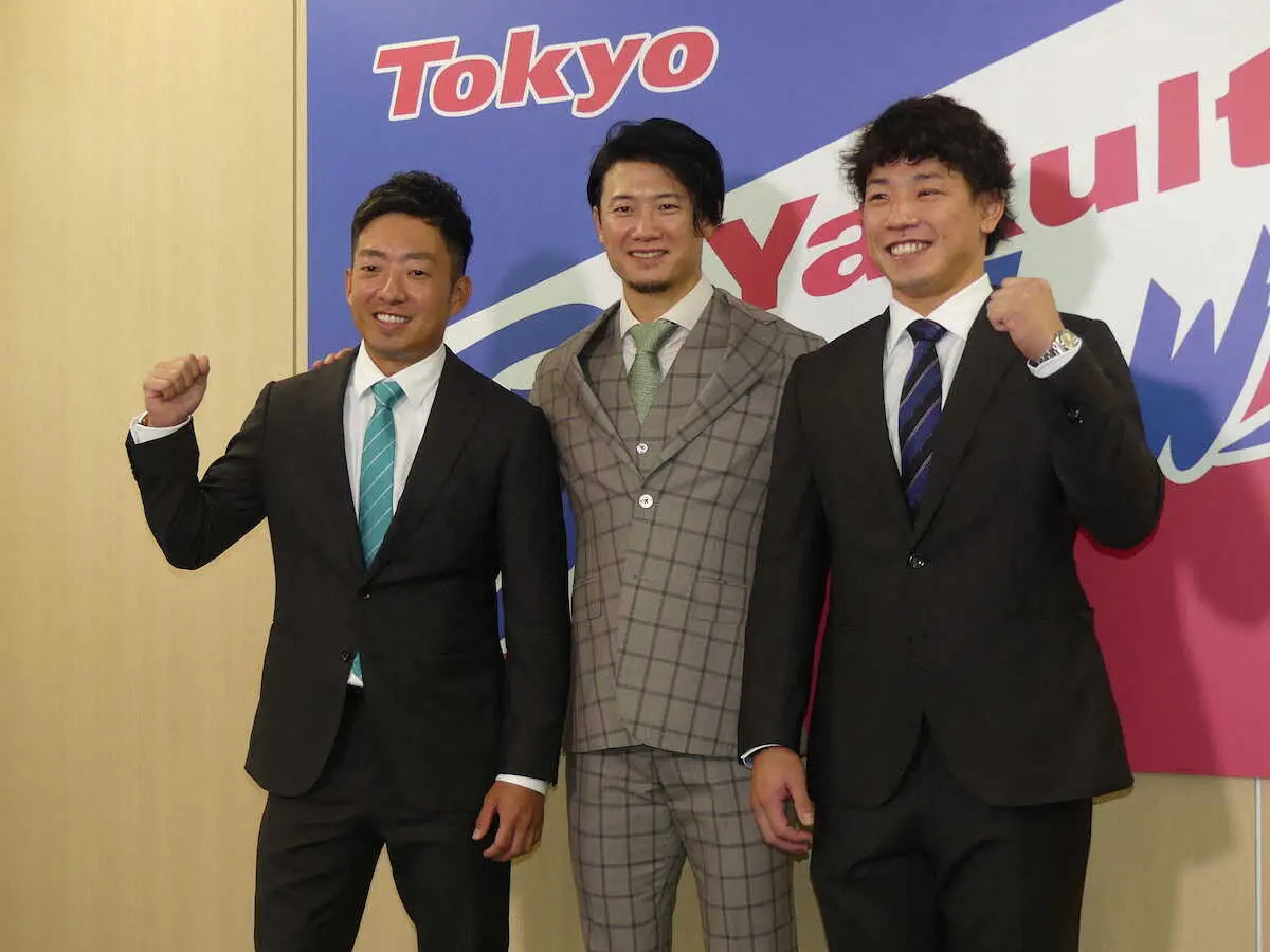 ヤクルト入団が決まり会見した（左から）嘉弥真、西川、増田