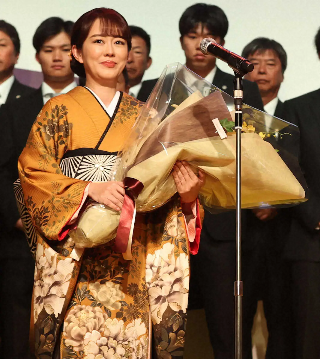 “勝利の女神”丘みどりが阪神優勝祝賀会に登場　岡田監督に花束贈呈「本当におめでとうございます」
