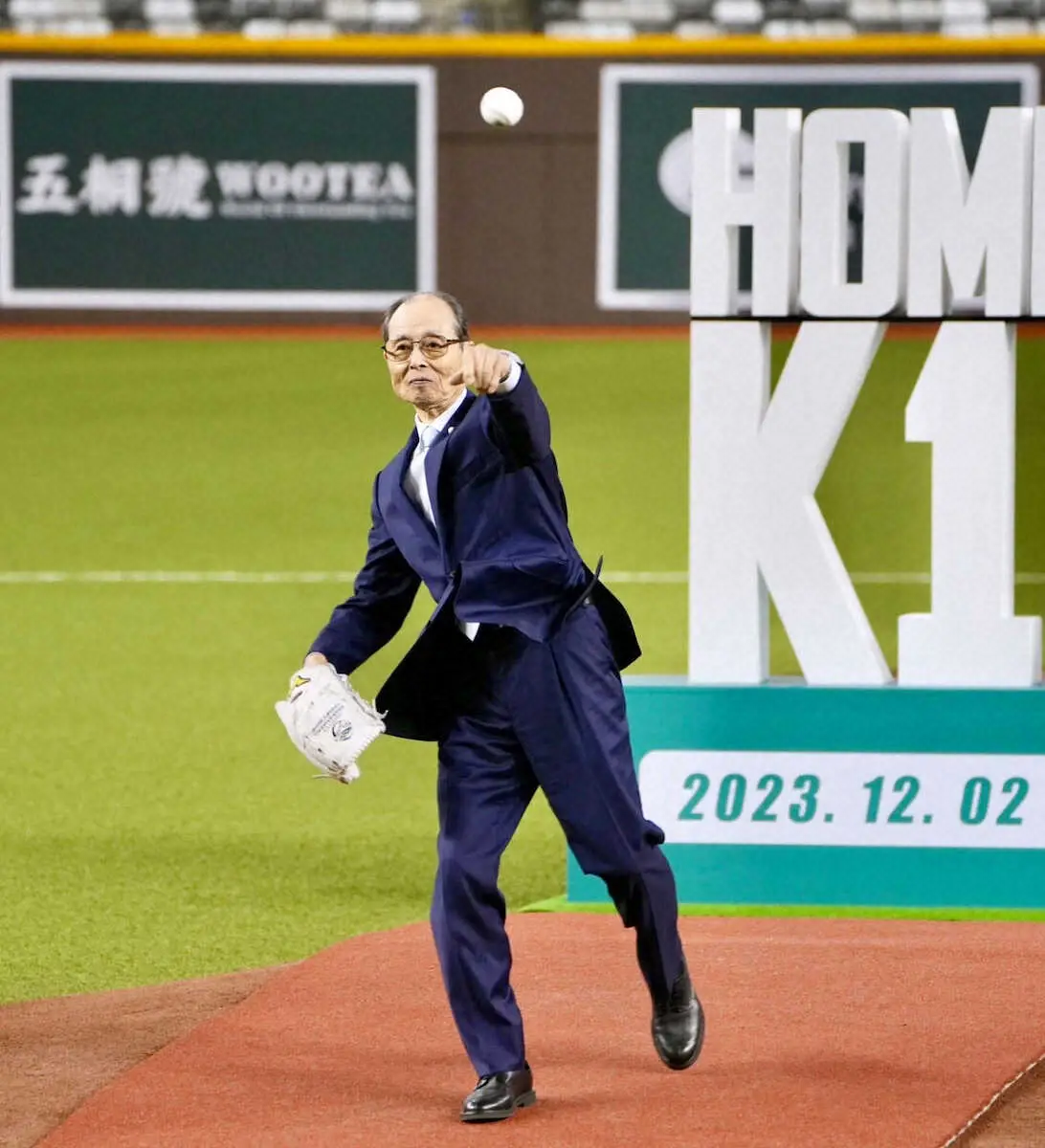 王会長「台湾野球に栄光あれ」　台湾初ドーム球場「台北ドーム」開場記念「歴史的」始球式　