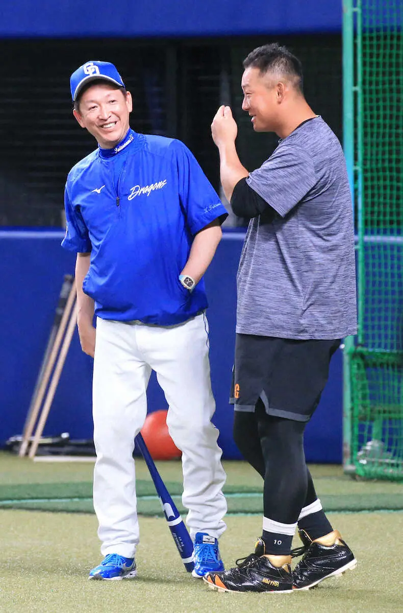9月16日のバンテリンドーム、試合前に中田翔（右）と談笑する中日・立浪監督