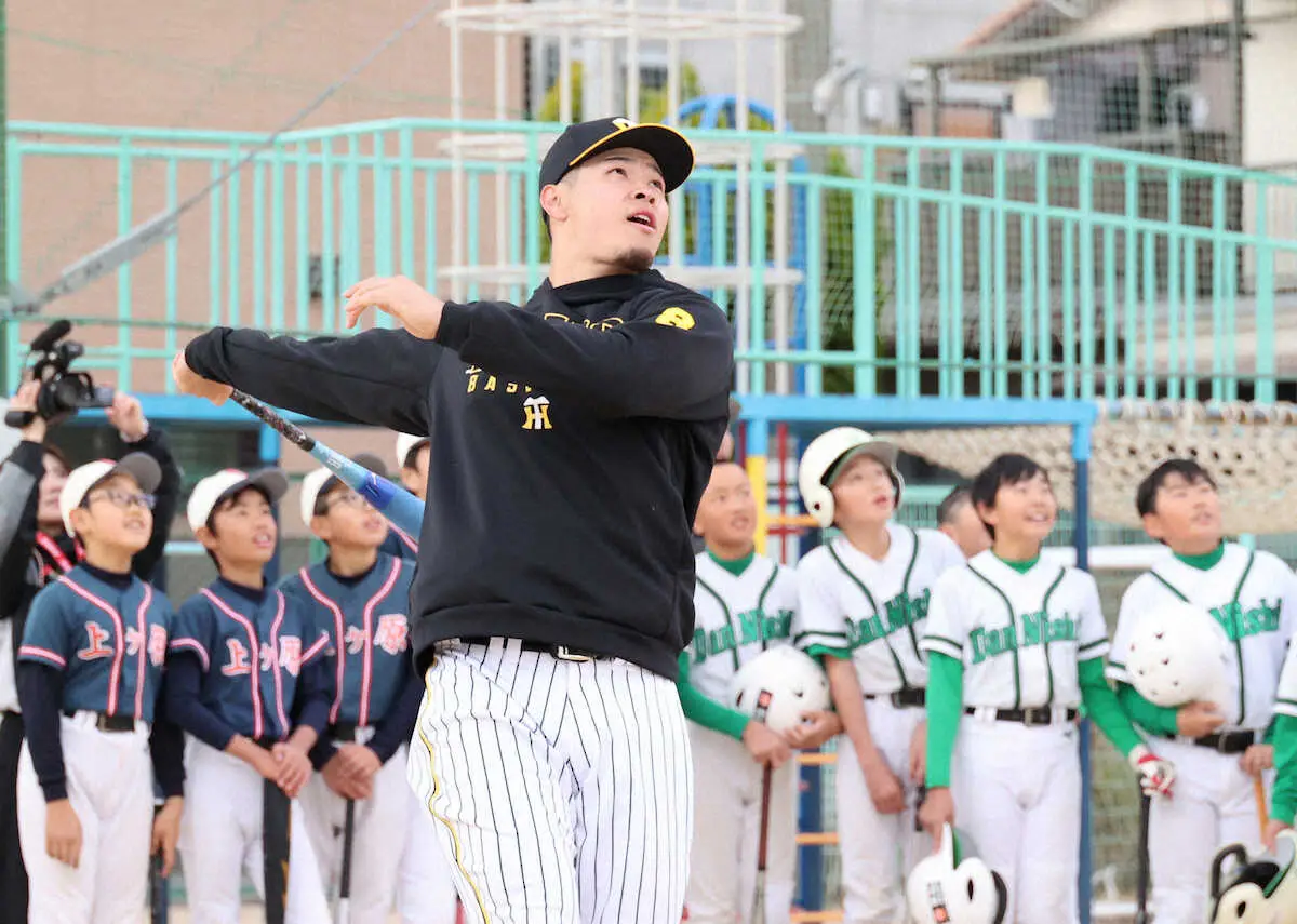 阪神・佐藤輝が母校で野球教室　小学生に伝えたかった「楽しんでやって欲しいという思い」