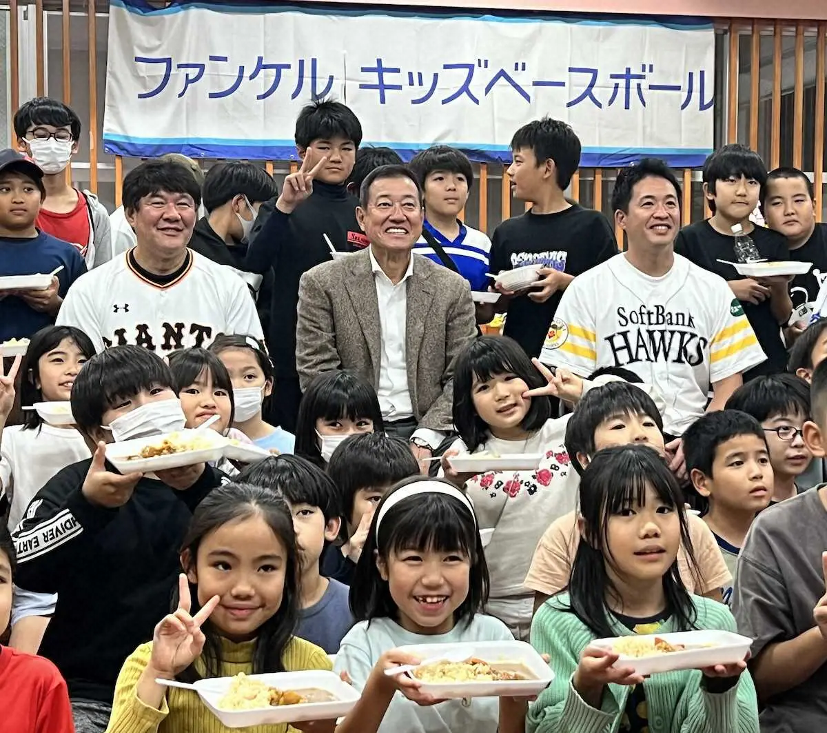 ファンケルが開催した食育の社会貢献活動に参加した（中央左から）斎藤雅樹氏、原辰徳氏、五十嵐亮太氏