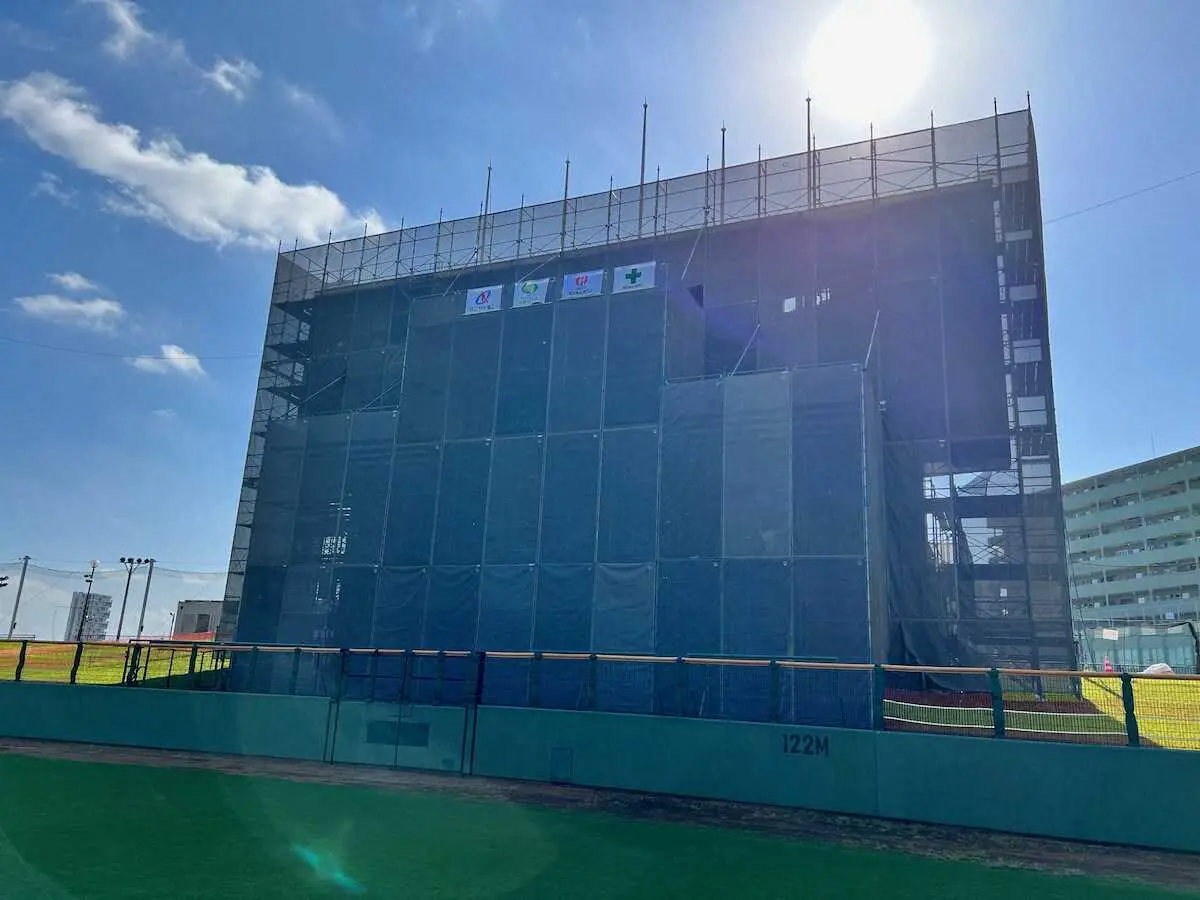 改修が行われている沖縄セルラースタジアムの電光掲示板