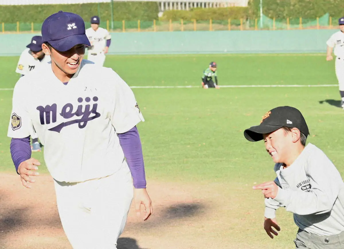 一生忘れない鬼ごっこに　東京六大学野球「グランドを子供たちの遊び場へ」明大・宗山塁らが参加