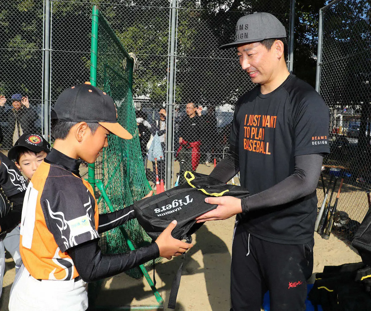 阪神・岩崎　野球教室に「サプライズ」登場　驚かせた後は、子供たちに「真剣勝負」でプロの凄み披露