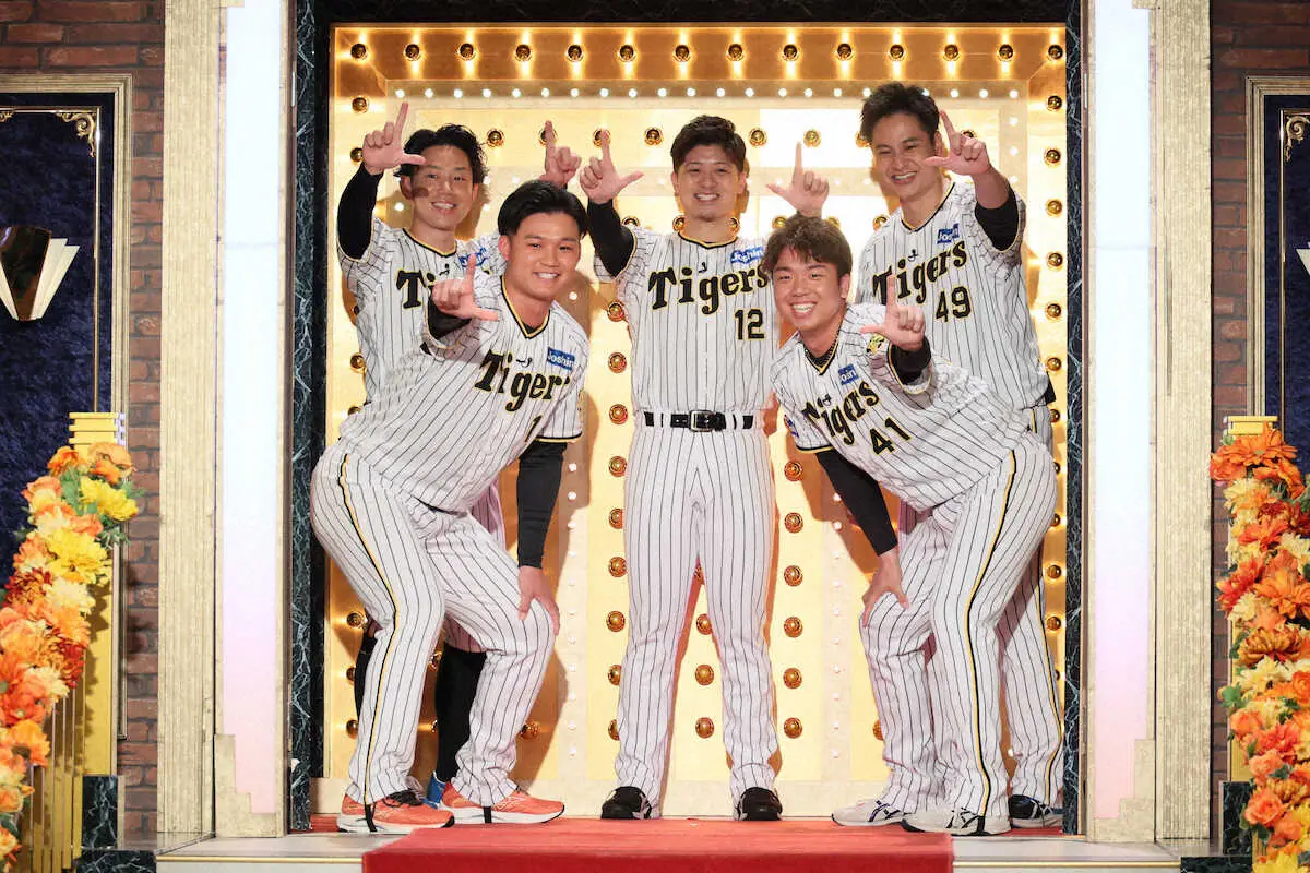日本テレビ「しゃべくり007」に出演した（左から）糸原、森下、坂本、村上、大竹（日本テレビ提供）