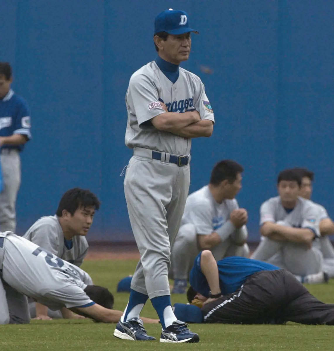 2000年7月、山本昌（左）ら選手の練習を見つめる中日・星野監督