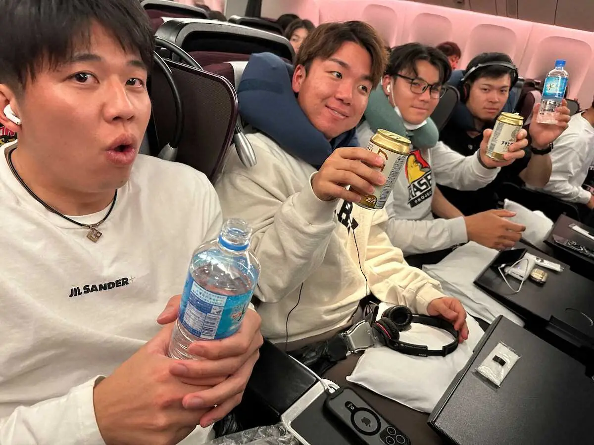 ハワイへ向かう機内での（左から）才木、村上、栄枝、佐藤輝（球団提供）