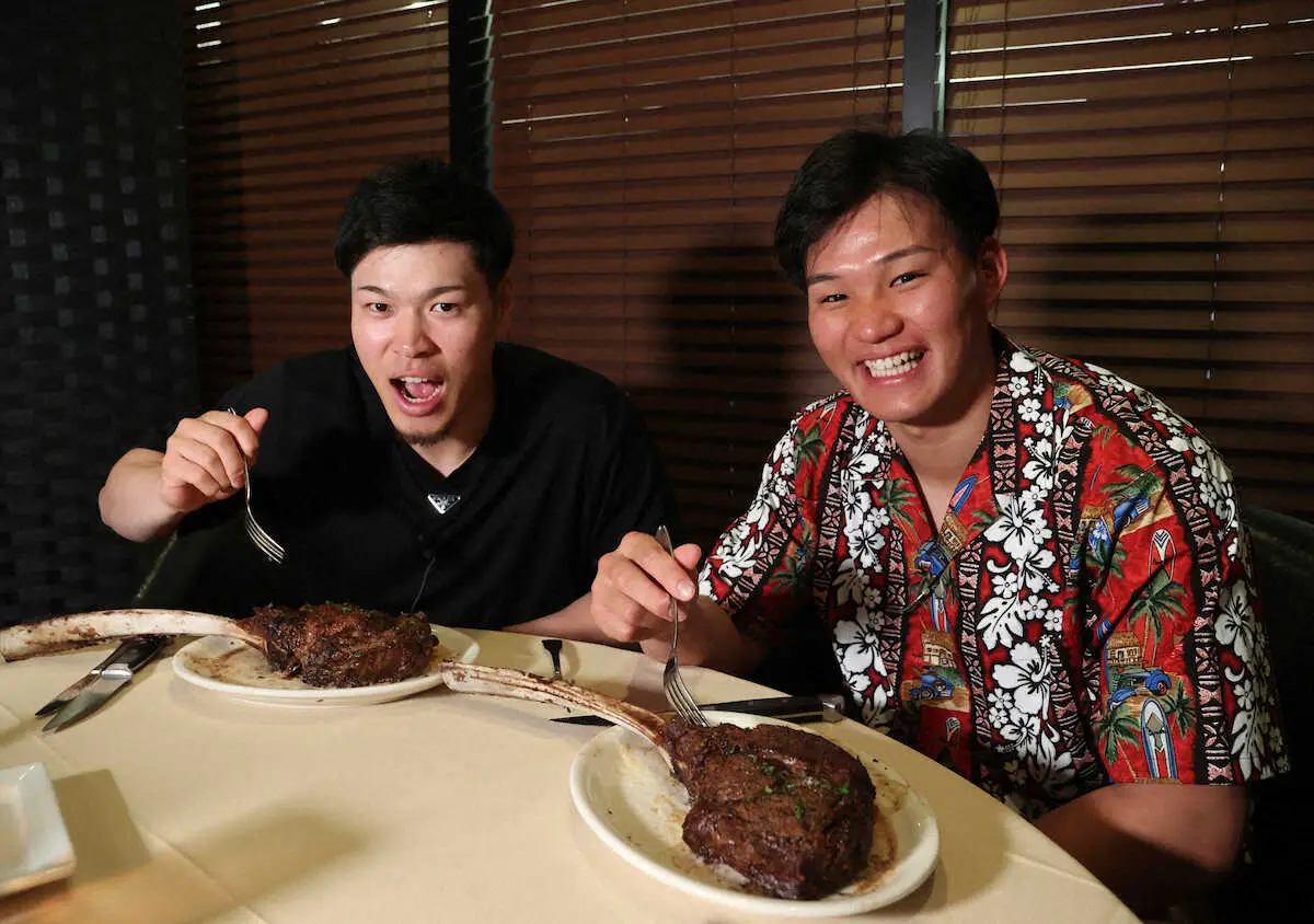 肉料理を楽しむ阪神・森下（右）と佐藤輝（撮影・大森　寛明）