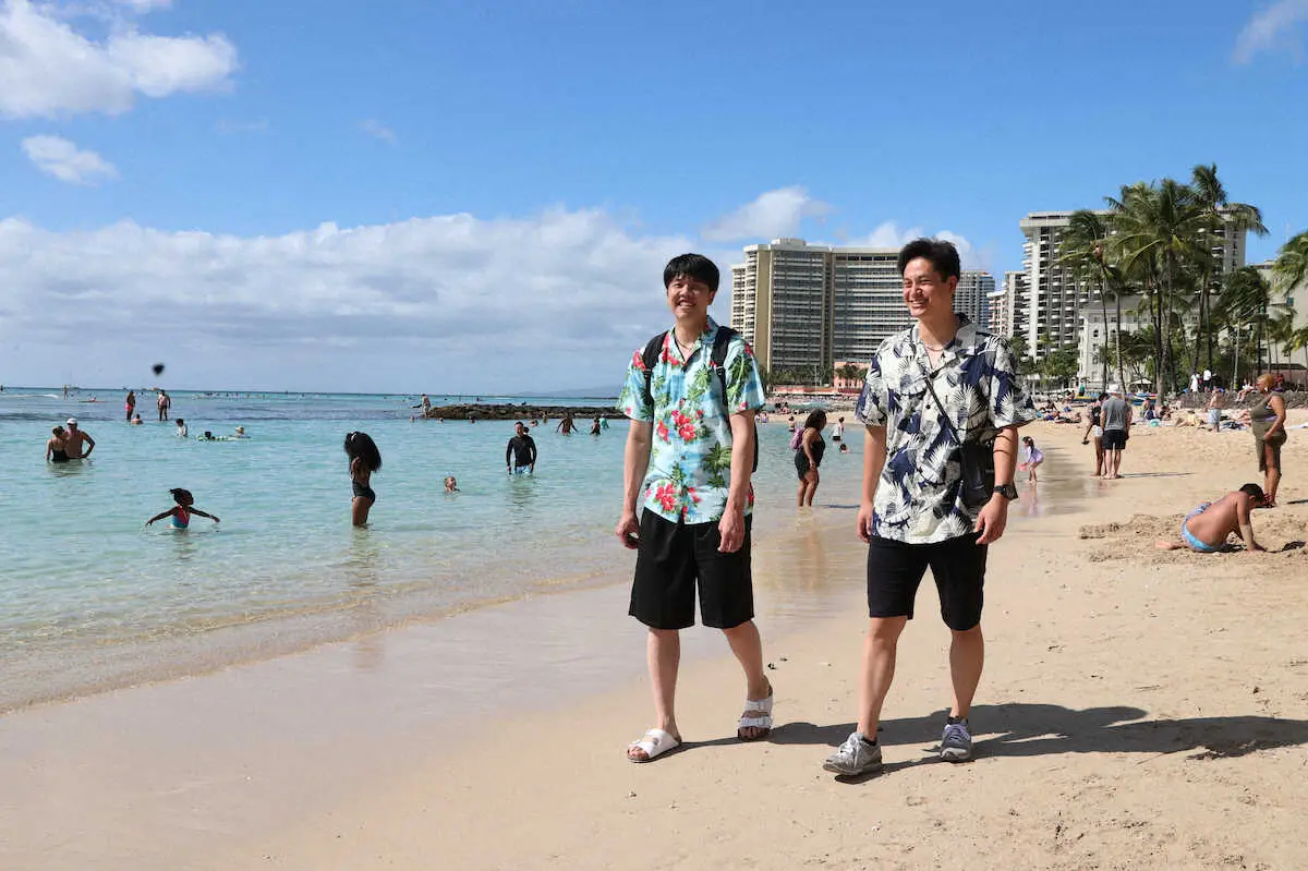 ワイキキビーチを散歩する阪神・才木（左）と大竹（撮影・大森　寛明）