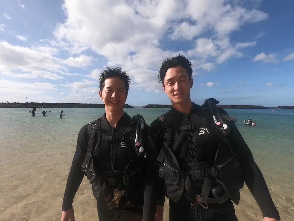 ハワイの海を楽しんだ阪神・小幡（右）と弟の士郎さん（本人提供）