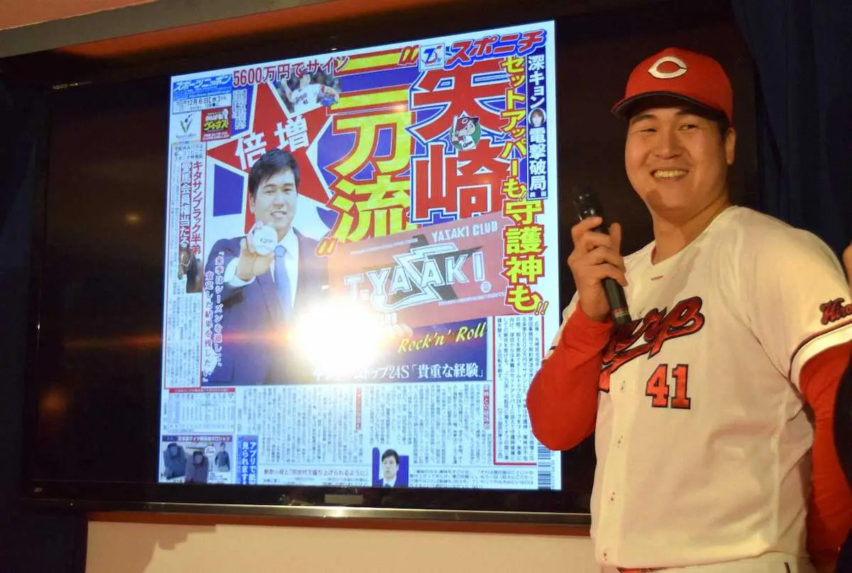 スポニチ紙面を使ったコーナーで笑顔でトークを行った矢崎投手