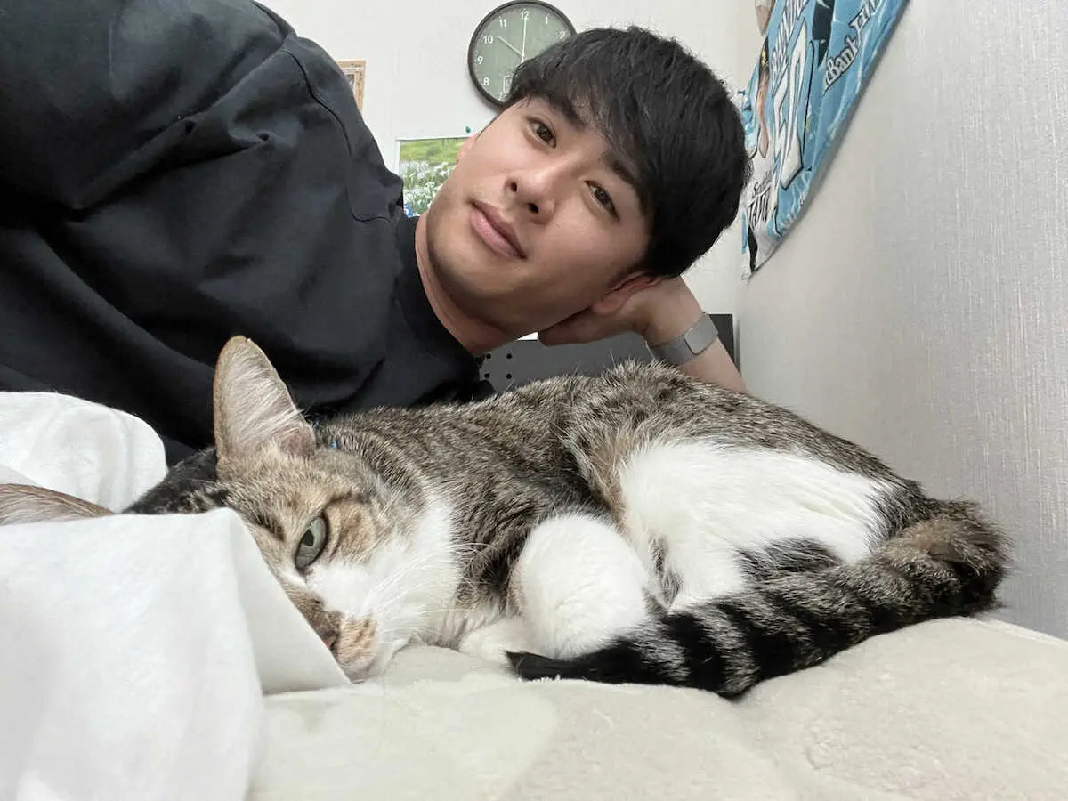 28歳の誕生日を迎えた板東は大好きな愛猫とリラックスした時間を楽しむ（本人提供）