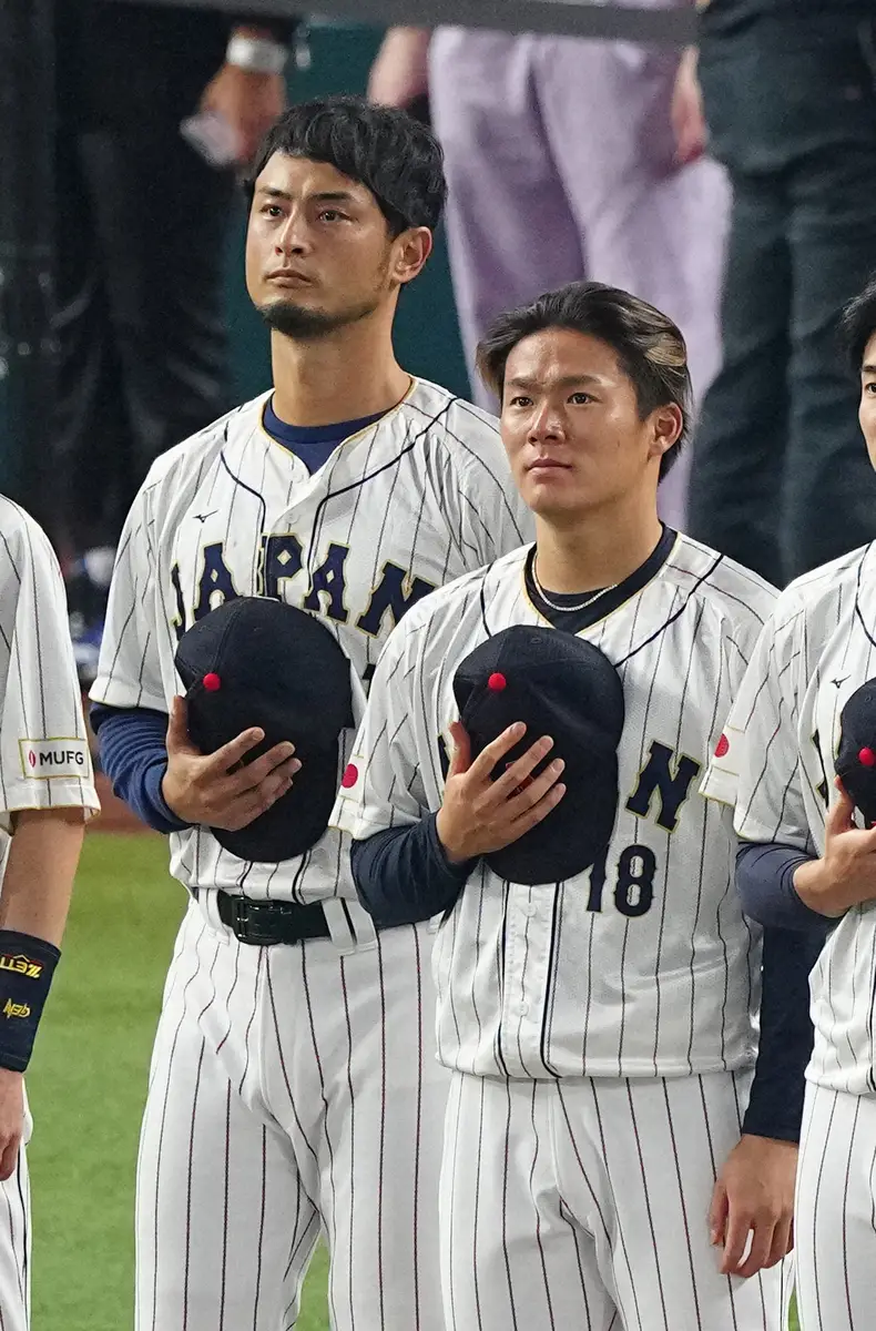 23年3月22日、ＷＢＣ決勝＜日本・米国＞試合前のダルビッシュ（左）と山本