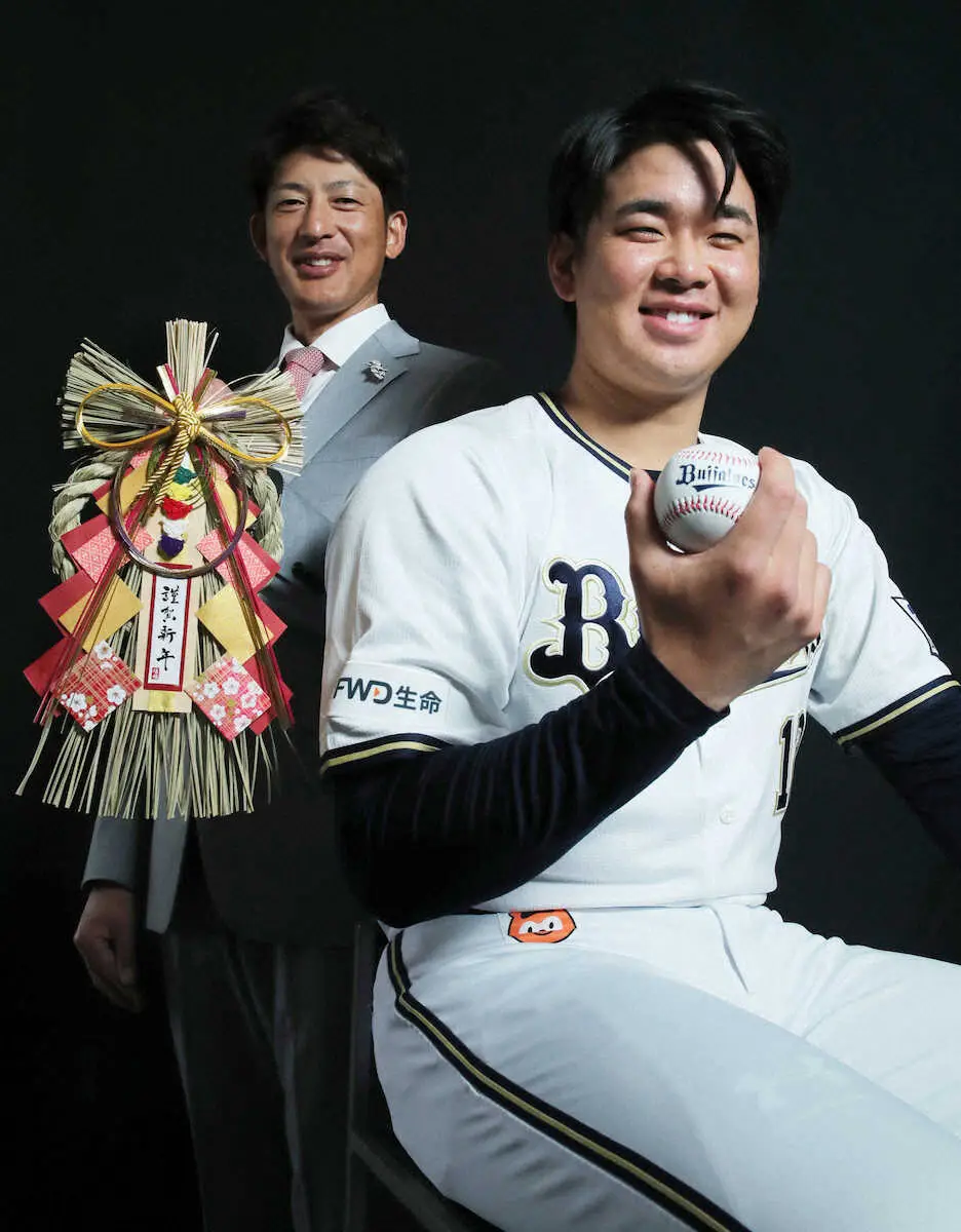 本紙評論家・能見氏（左）の前でボールを手に笑顔でポーズを決めるオリックス・山下（撮影・後藤　大輝）