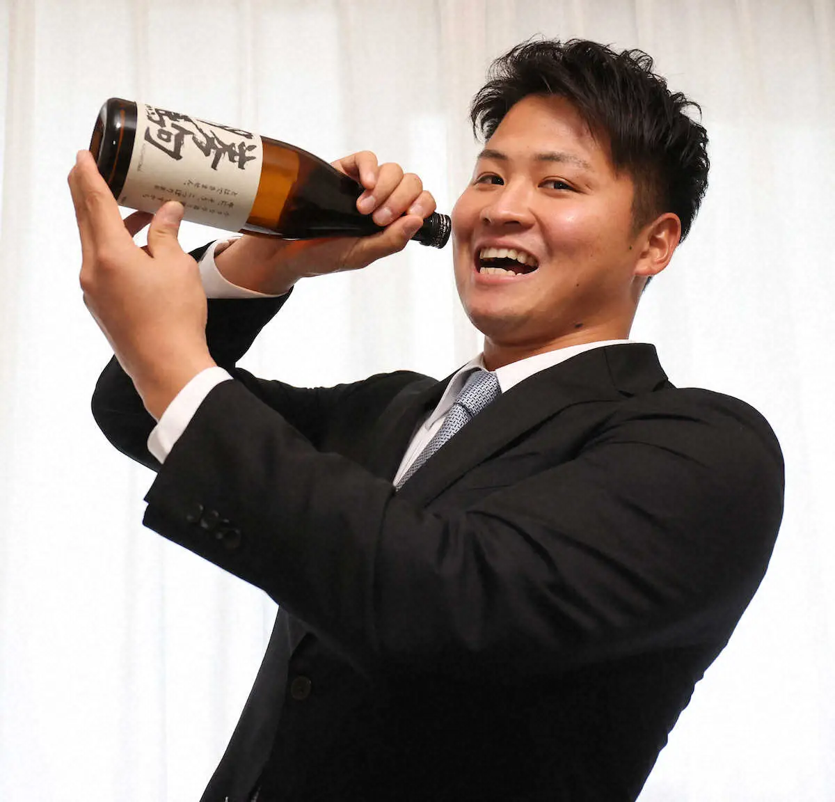 阪神育成1位・松原「本当の勝ち駒になれるように」　富山の日本酒を持参