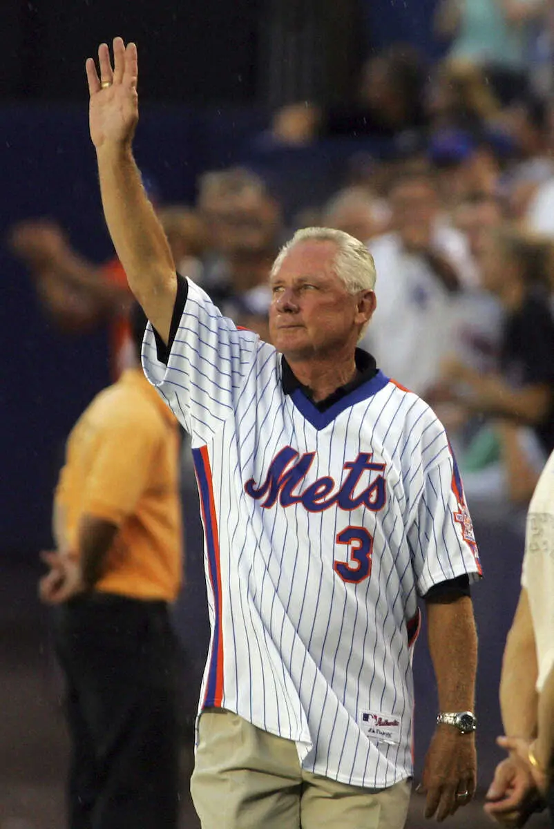 2006年8月19日、ニューヨークのシェイスタジアムで行なわれたロッキーズ戦前、メッツ結成20周年記念セレモニーでファンに手を振るハレルソン氏（AP）