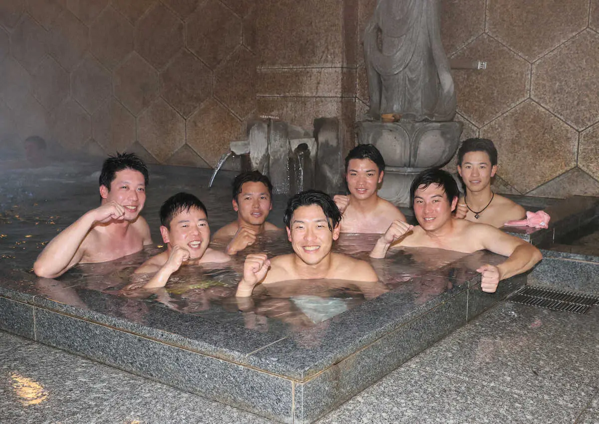 松山市内の権現温泉で練習の疲れを癒す（左から）山田、山崎、橋本、武岡、西村、川端、内山