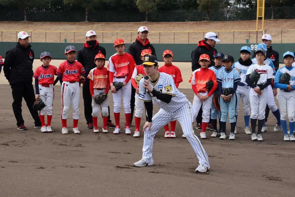 マイクを手に小学生に走塁を指導する阪神・中野（撮影・石崎　祥平）