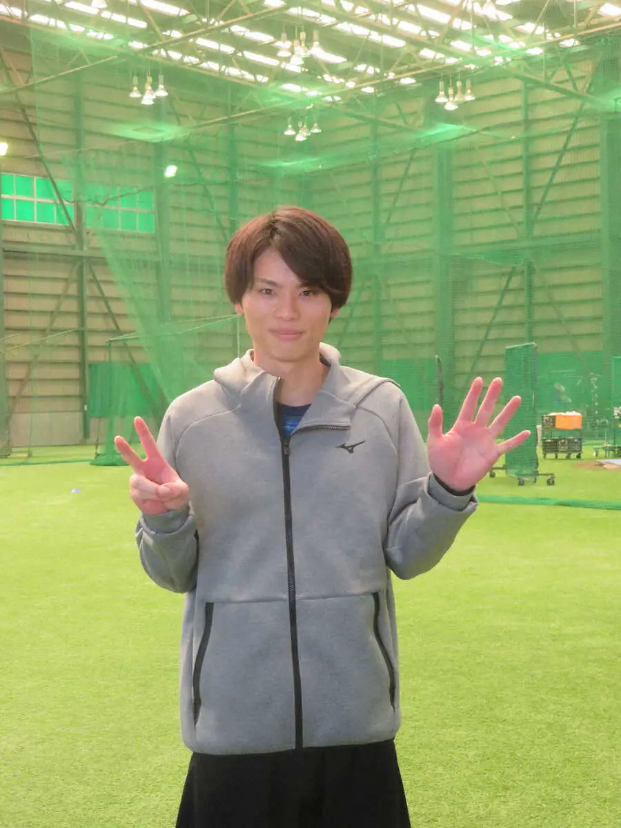 25歳の誕生日を迎えるロッテ・和田は両手で「25」を示す