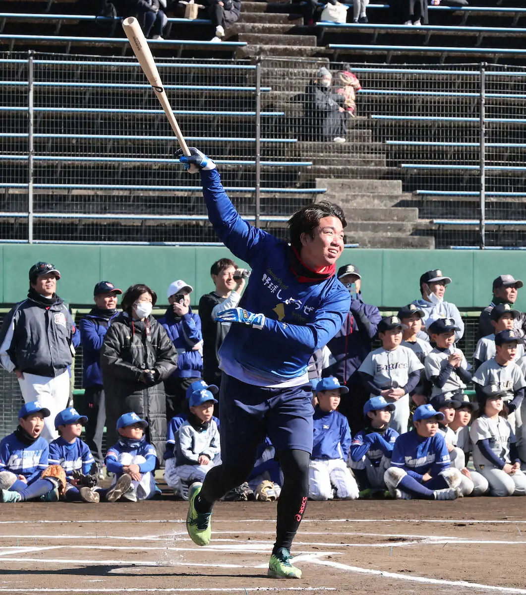 野球教室で、鋭い打球を放つ阪神・村上（撮影・椎名　航）