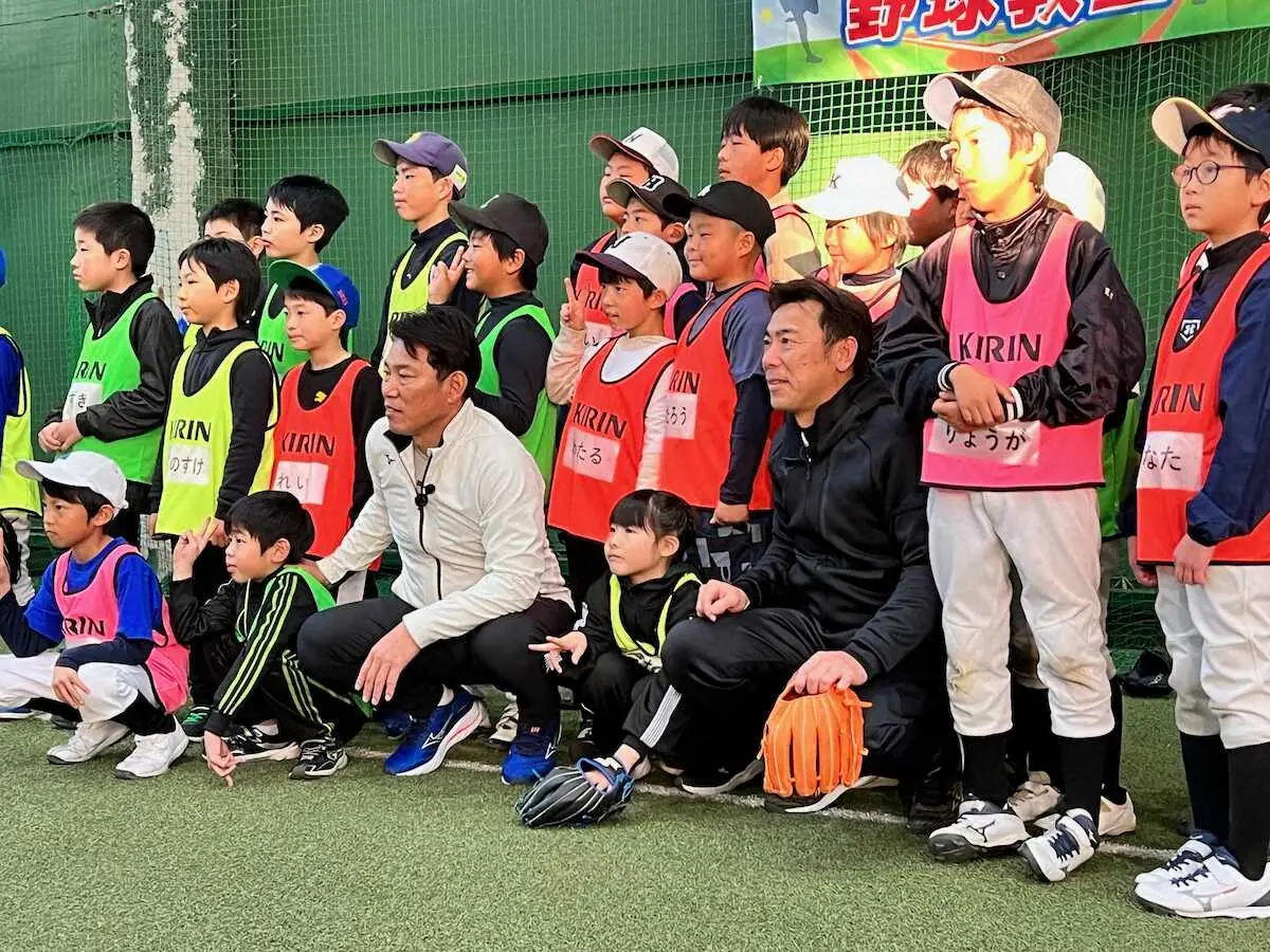 野球教室に参加した（中央左から）侍ジャパン・井端監督と荒木氏