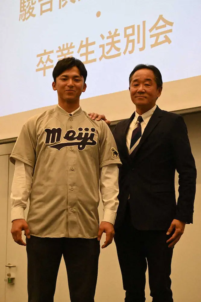 明大「復刻新ユニ」は田中武宏監督が選手時代に着用　OBたちの復刻望む声で実現