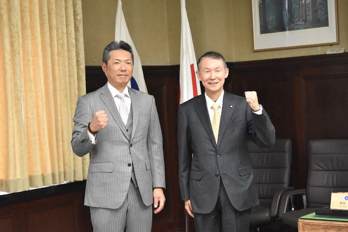 岸本周平和歌山県知事（右）とともにガッツポーズするソフトバンク・小久保監督