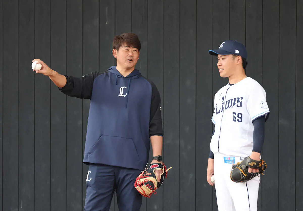 昨年、西武キャンプで選手にアドバイスを送った松坂氏（左）が今年も臨時コーチを務める