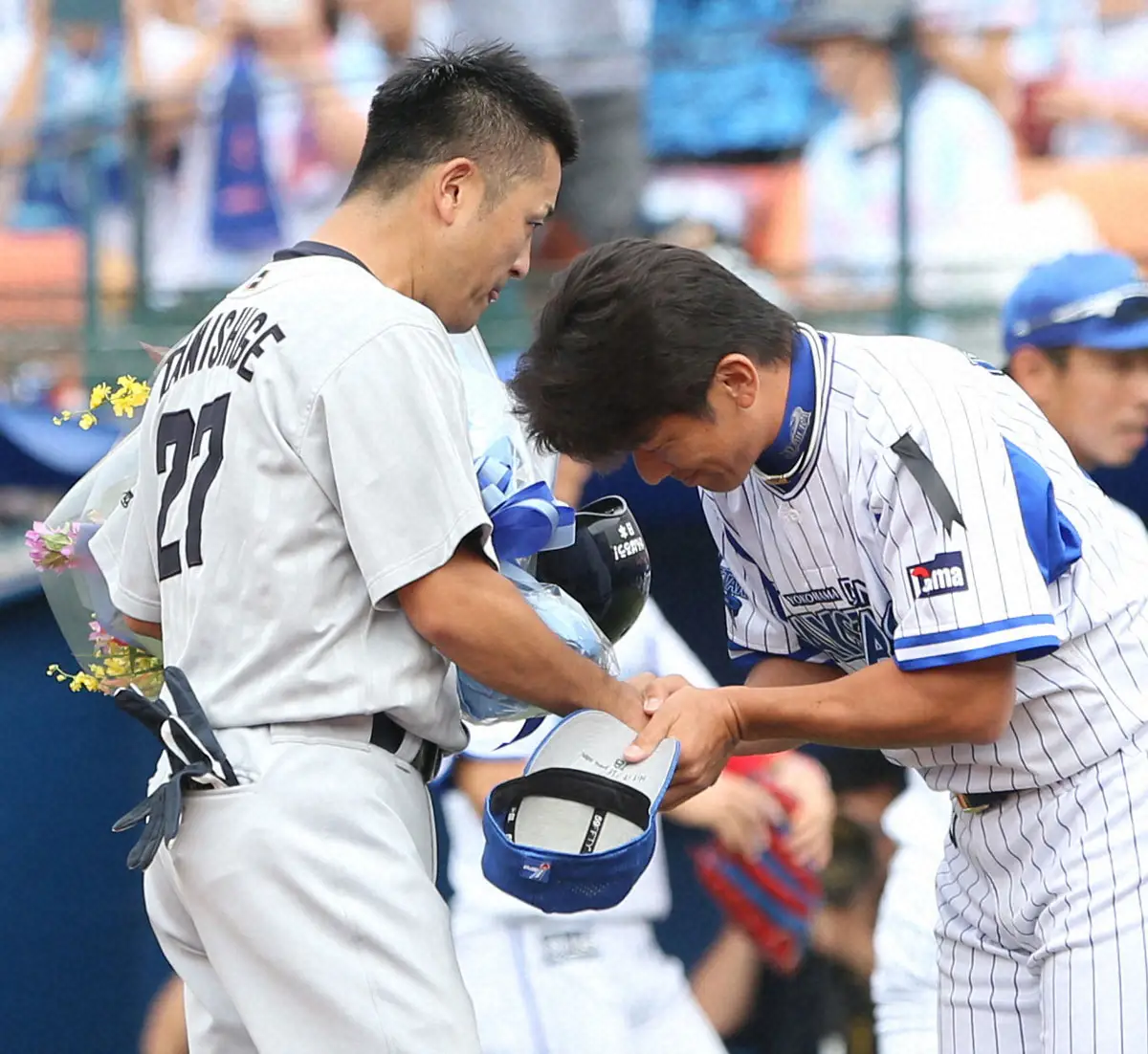 2015年、谷繁氏の現役最後の打席後に花束を渡し、がっちりと握手を交わす三浦監督