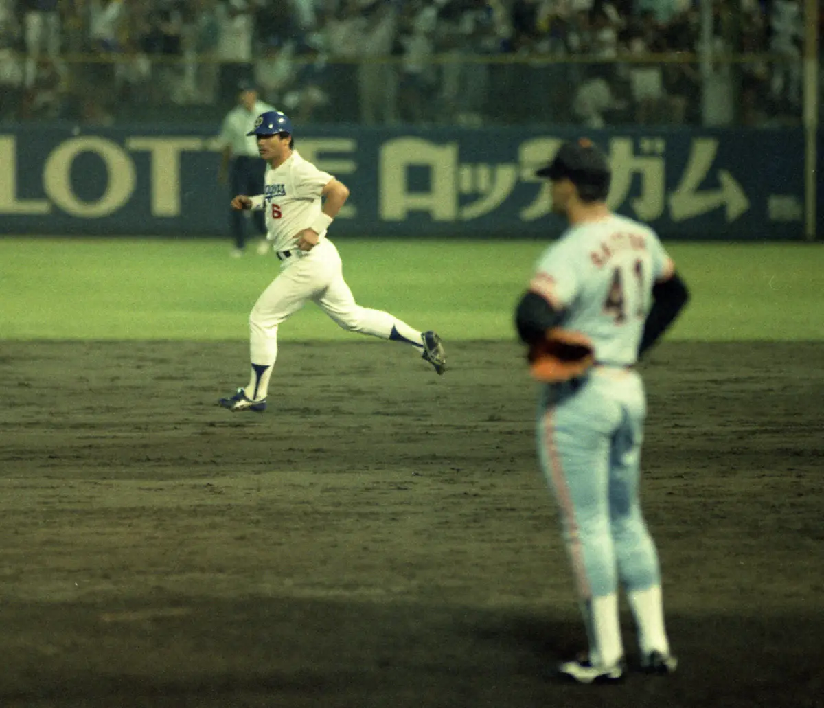 1989年8月12日、９回裏２死一、三塁、中日の落合博満内野手が、巨人の斎藤雅樹投手（右）から逆転サヨナラ３ランを放つ。