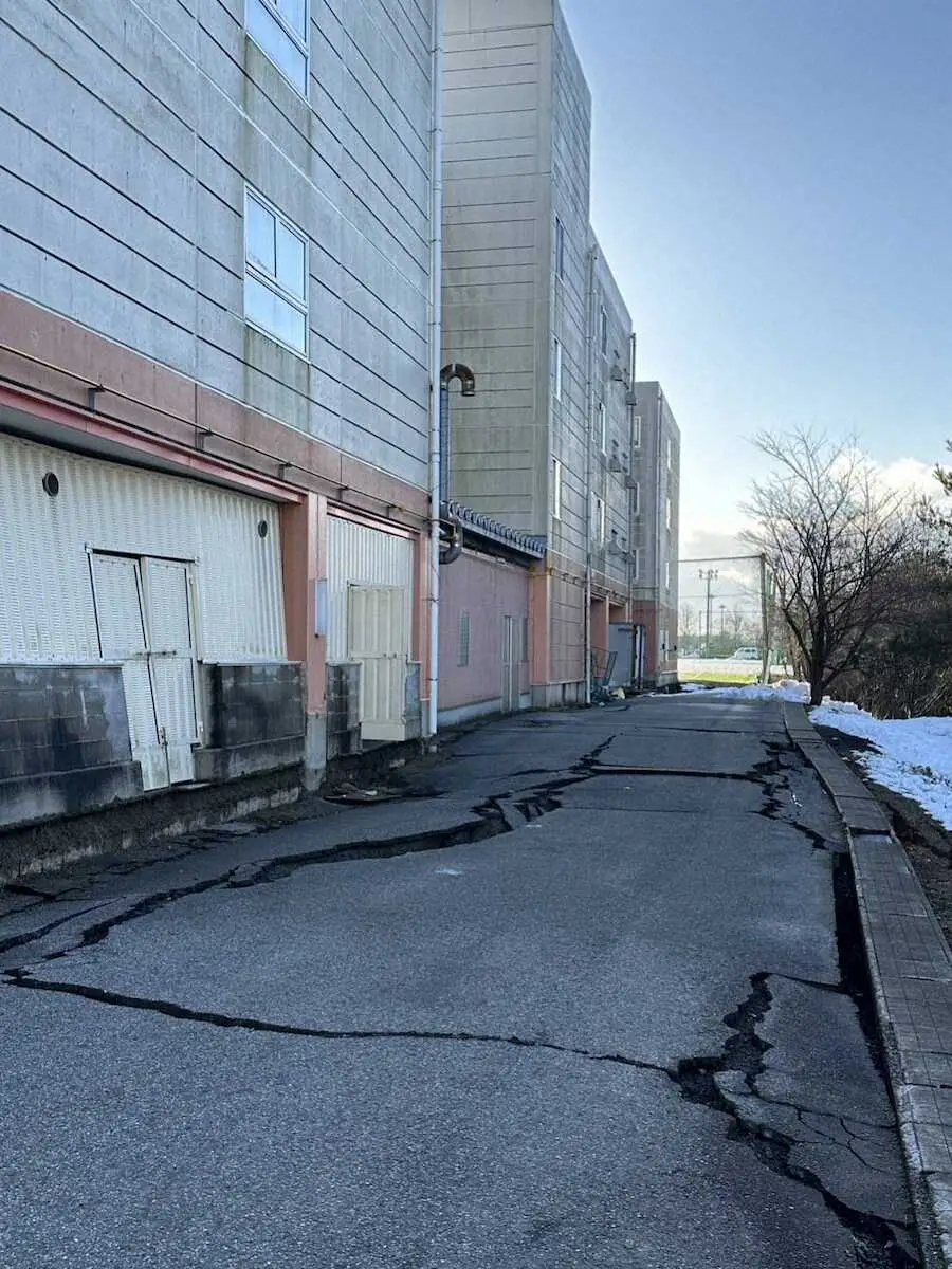 地震で地面がひび割れした日本航空石川の校舎（提供写真）