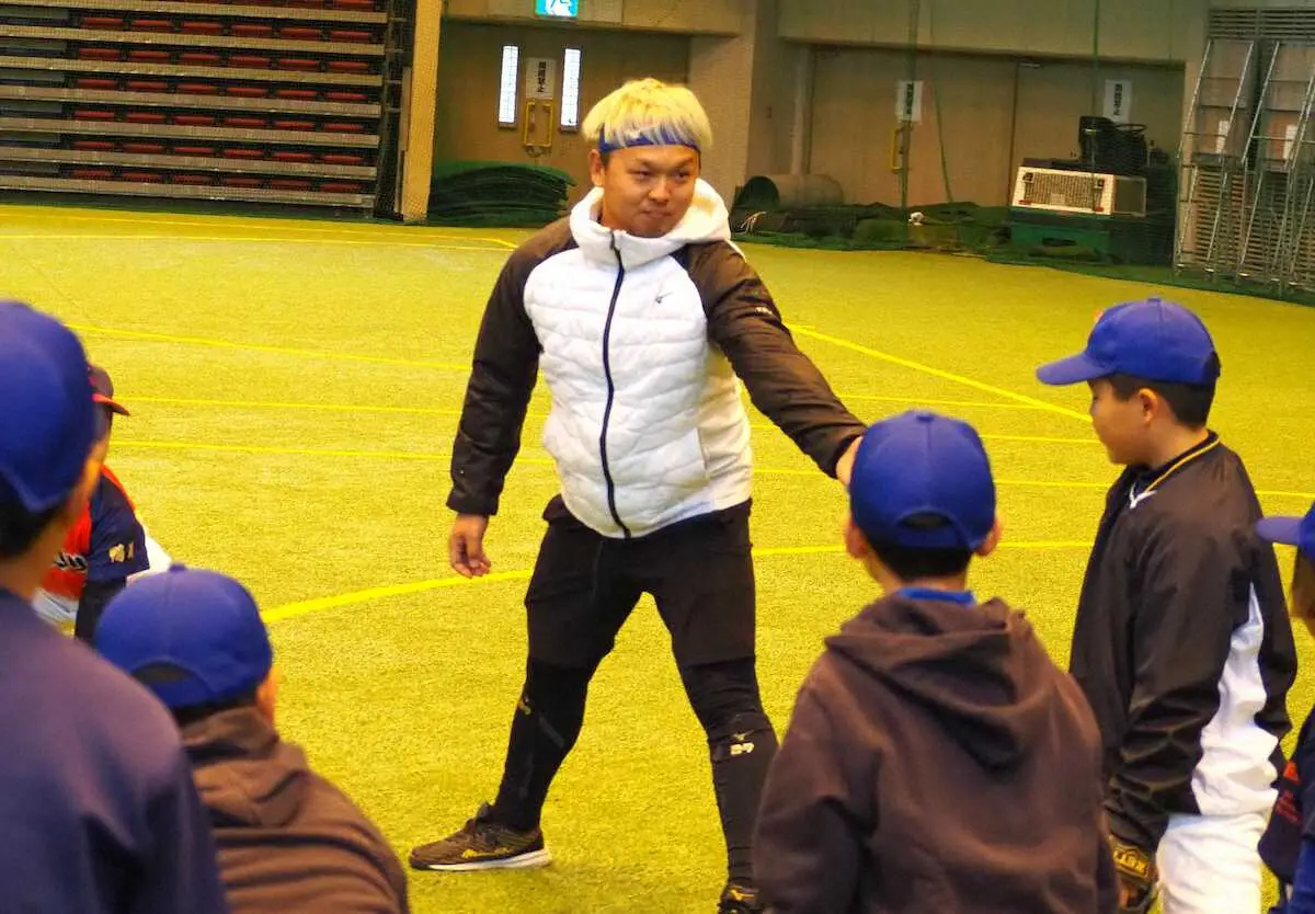自主トレを行っている鴨川市で野球教室を開催し、小学生を指導するロッテ・田村