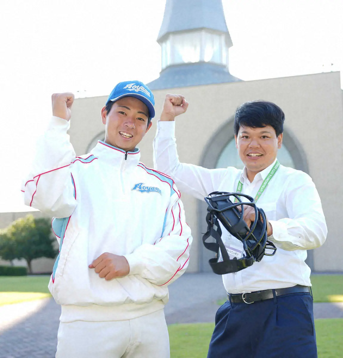 柳内記者（右）とアンパイアポーズをとる阪神にドラフト1位指名された青学大・下村