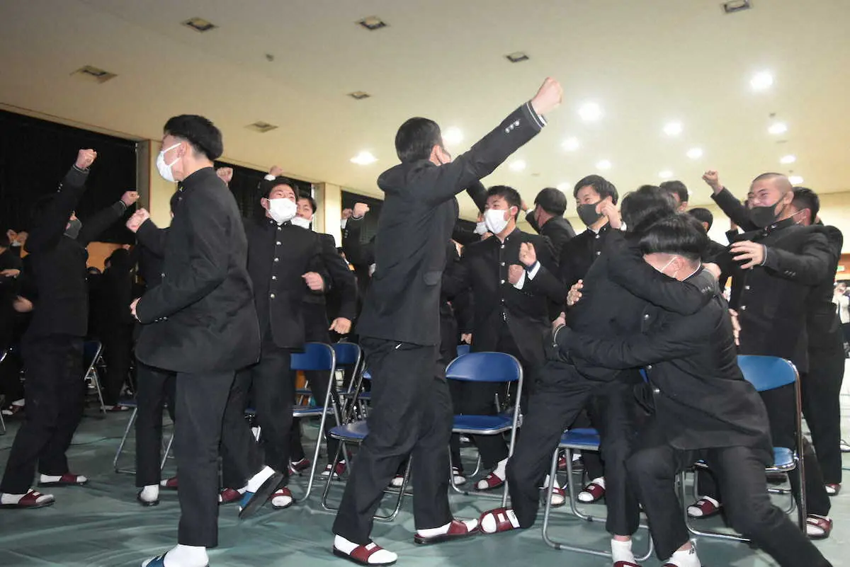選抜出場が決まり、歓喜する学法石川の選手たち
