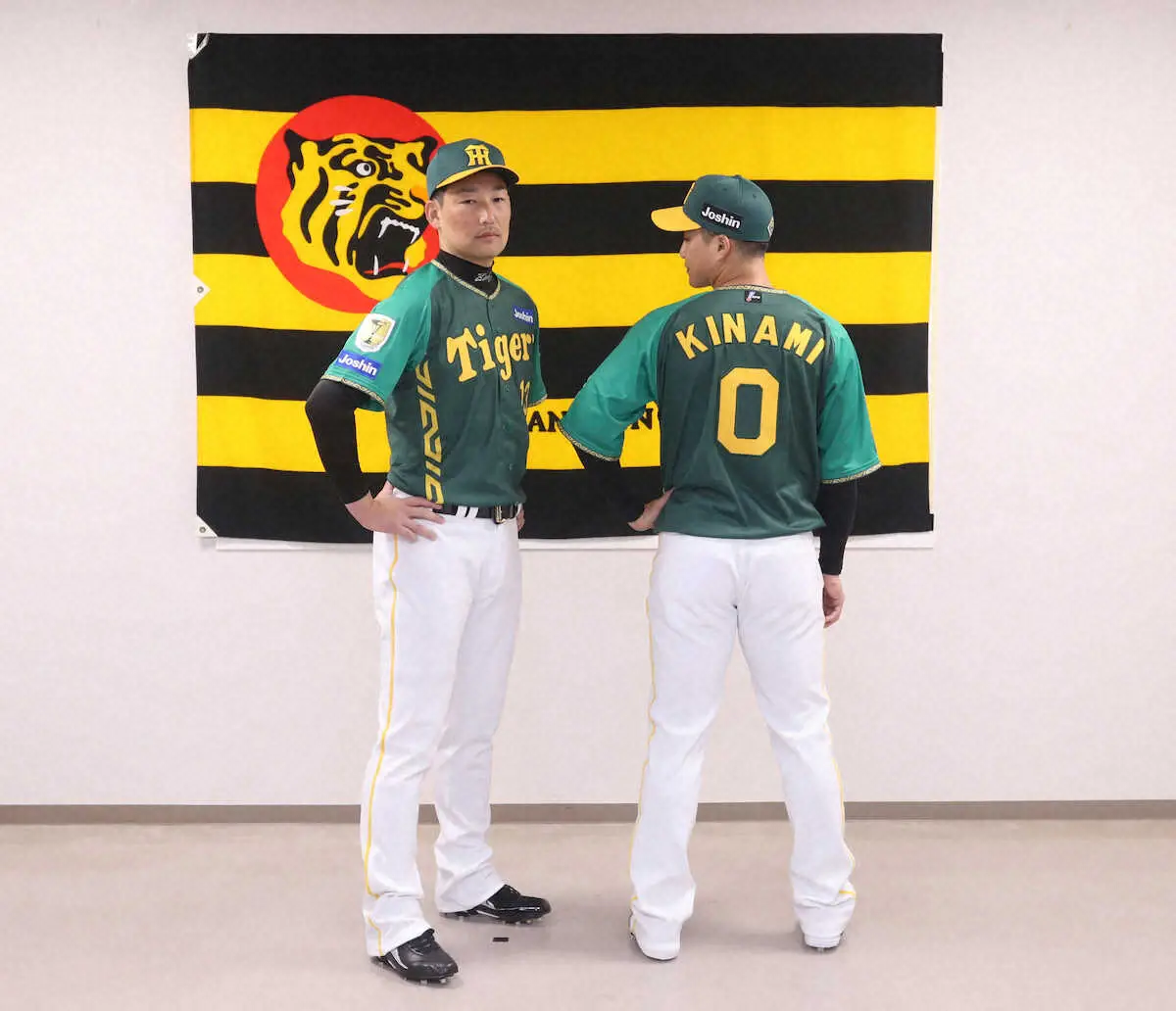 限定ユニホームを着用する（左から）岩崎優投手、木浪聖也内野手（撮影・中辻　颯太）