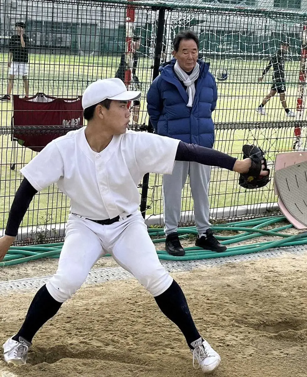 耐久のエース右腕・冷水（手前）の投球練習を見守る東尾修氏　（提供写真）