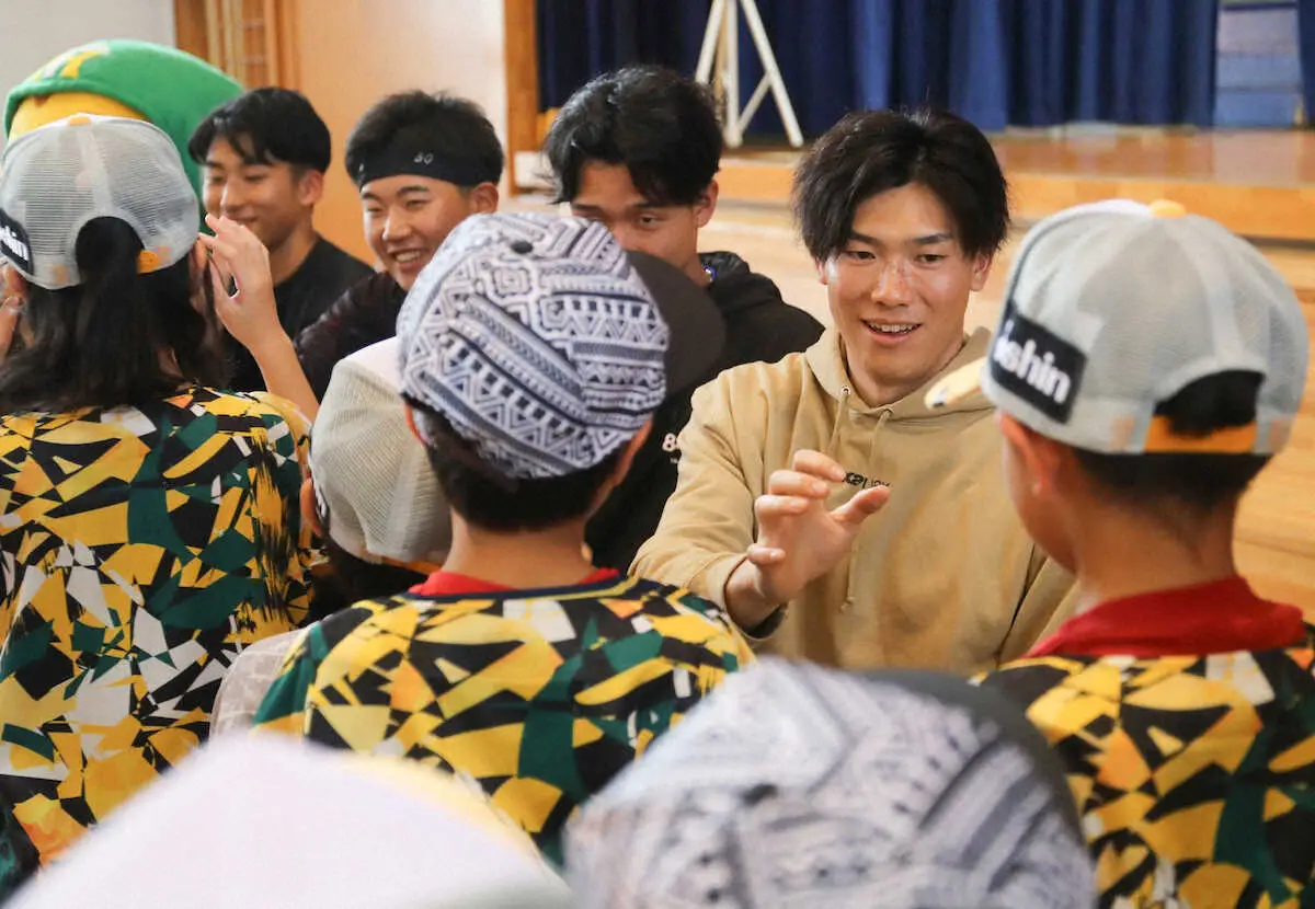 川崎小学校を訪問した（右から）湯浅、小幡、門別、茨木（撮影・中辻　颯太）