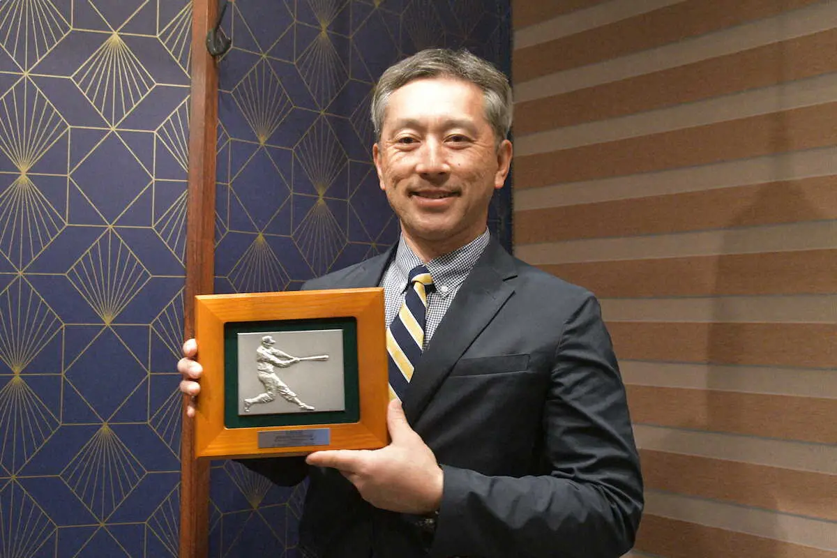 東京運動記者クラブのアマチュア野球分科会賞を受賞し、記念の盾を受け取った慶応・森林貴彦監督