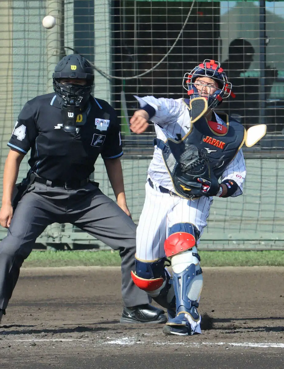 昨秋日本代表の練習試合・広島戦で矢野の二盗を阻止した坂倉