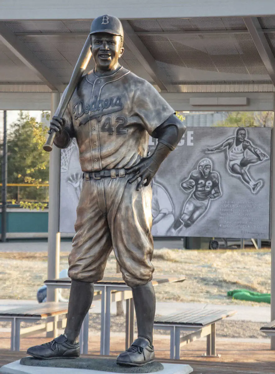 破壊、盗難された黒人初の大リーガー、J・ロビンソン像　MLBと全30球団が協力し新たな銅像を設置へ