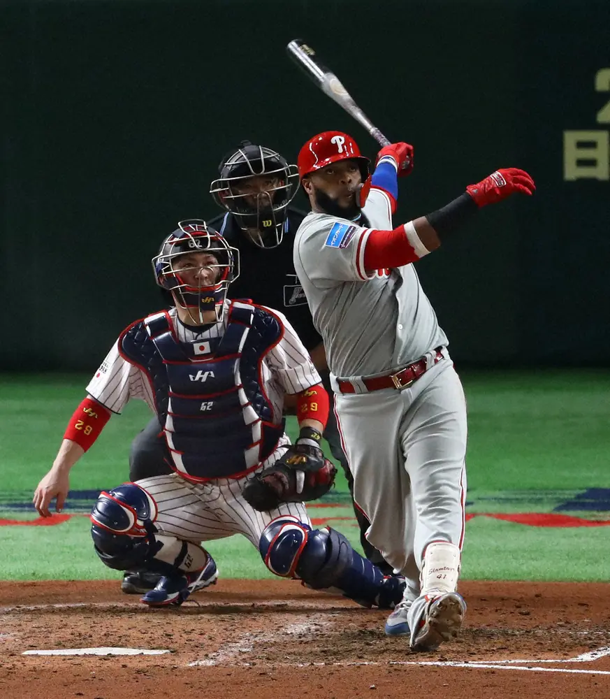 2018年の日米野球で本塁打を放つカルロス・サンタナ（2018年11月9日撮影）