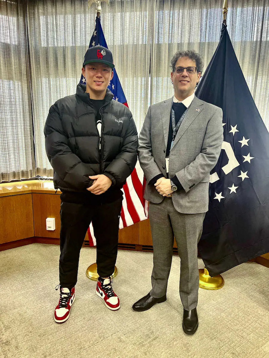 在大阪・神戸米国総領事館を訪問したドジャース・山本。右はクーバス総領事（同総領事館のSNSから）